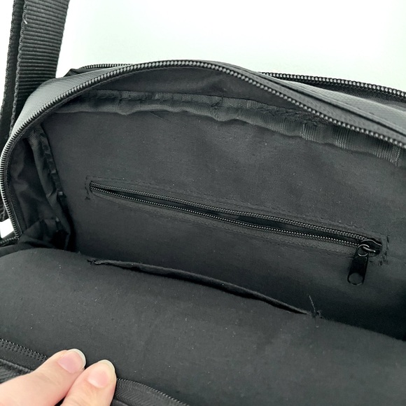 Bench - Shoulder Crossbody Bag - Picture 3 of 6